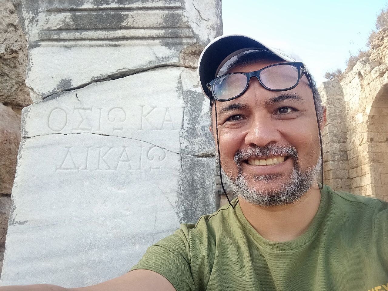 Greek inscription: ΟΣΙΩ ΚΑΙ ΔΙΚΑΙΩ — piously and justly